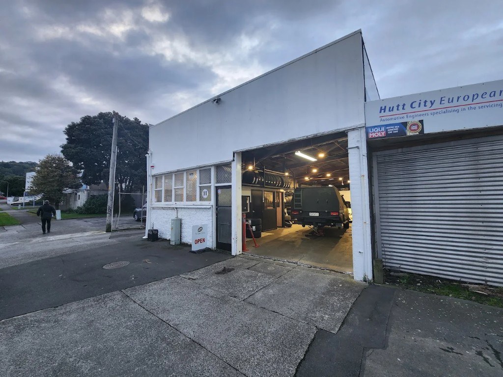 Open service bay at The Tyre Clinic Lower Hutt
